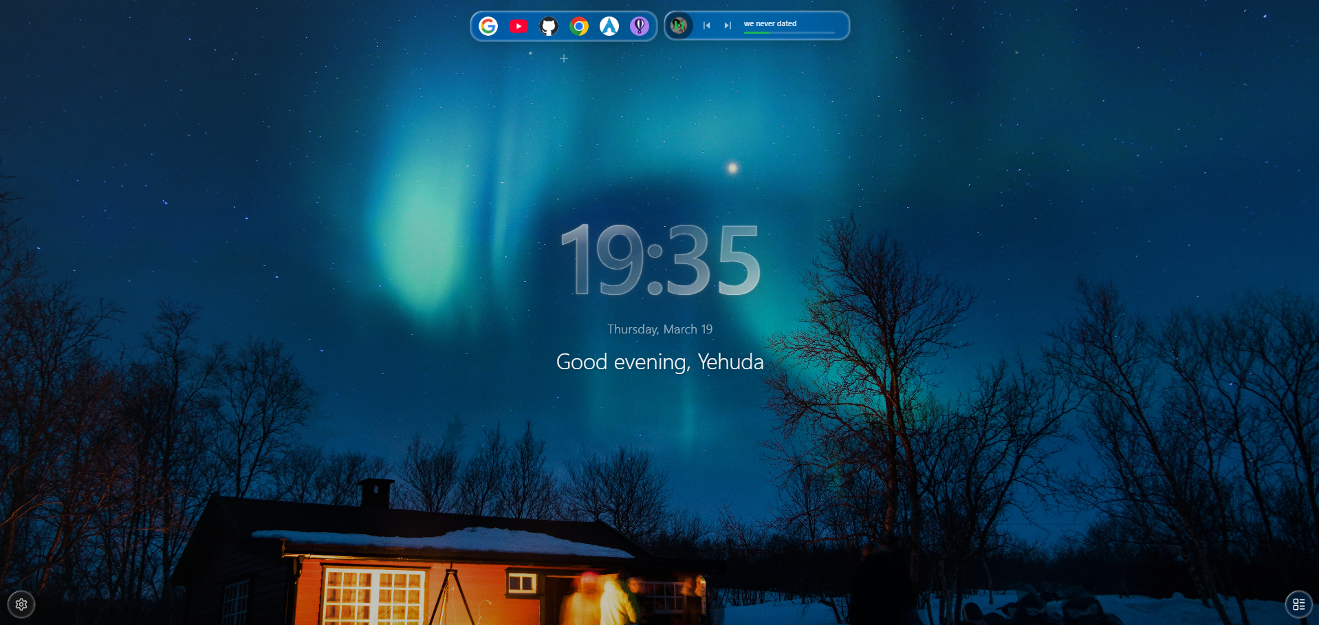 WindoM dashboard showing clock, greeting and northern lights background